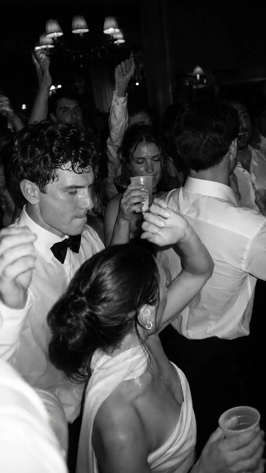 Schwarzweisser Hochzeitsmoment im Live-Feed